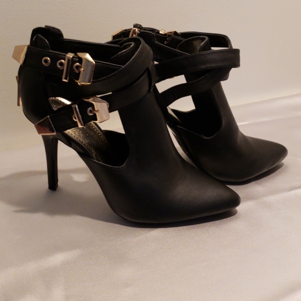 Anne Michelle black stiletto pump. Size 7.5